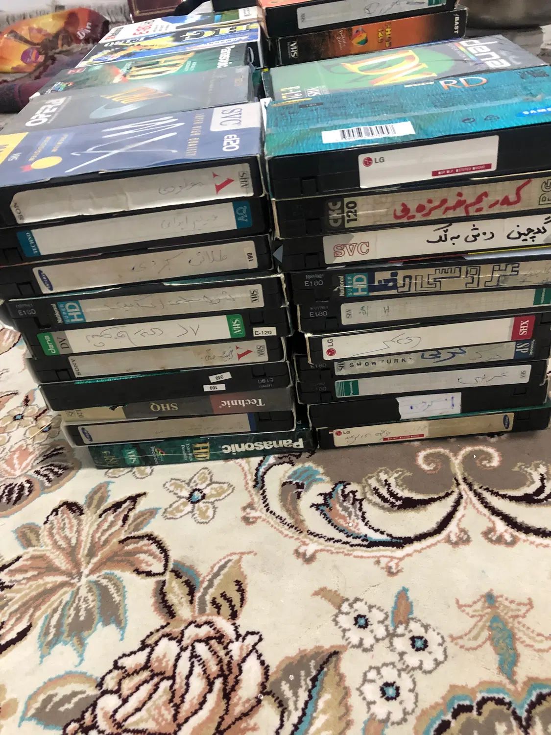 نوار ویدئو به تعداد ۱۱۱ عدد و دستگاه ویدئو|پخش‌کننده DVD و ویدیو|کرمانشاه, |دیوار