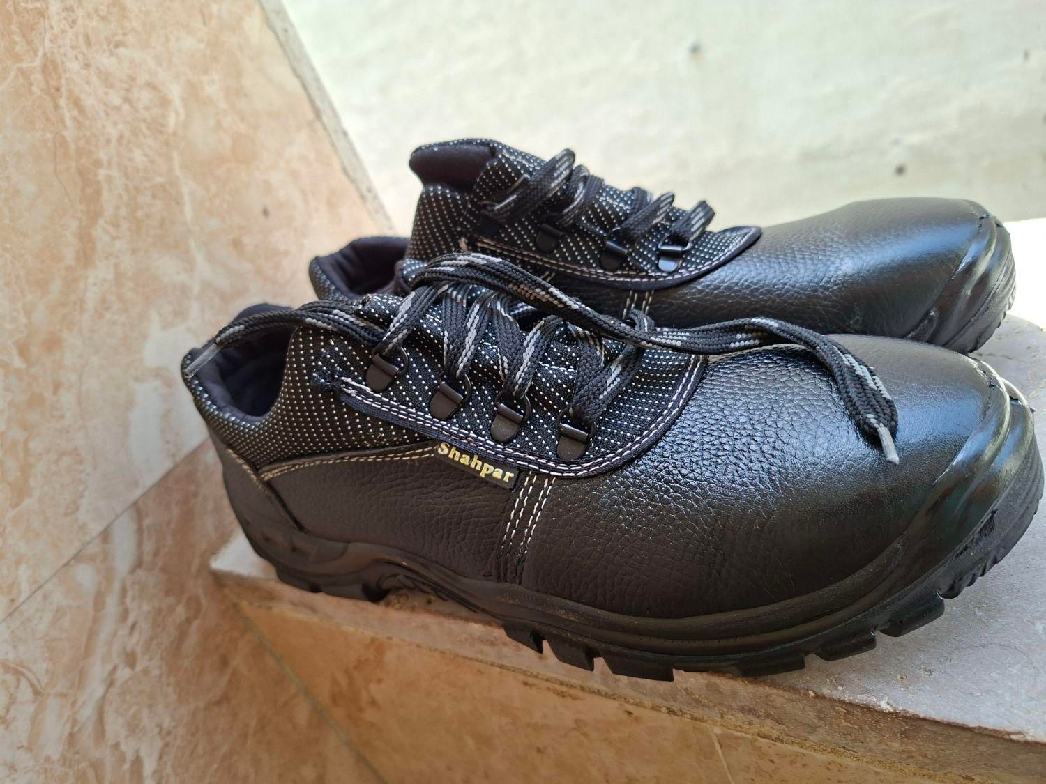 کفش کار شهپر|کیف، کفش، کمربند|ری, سرتخت|دیوار