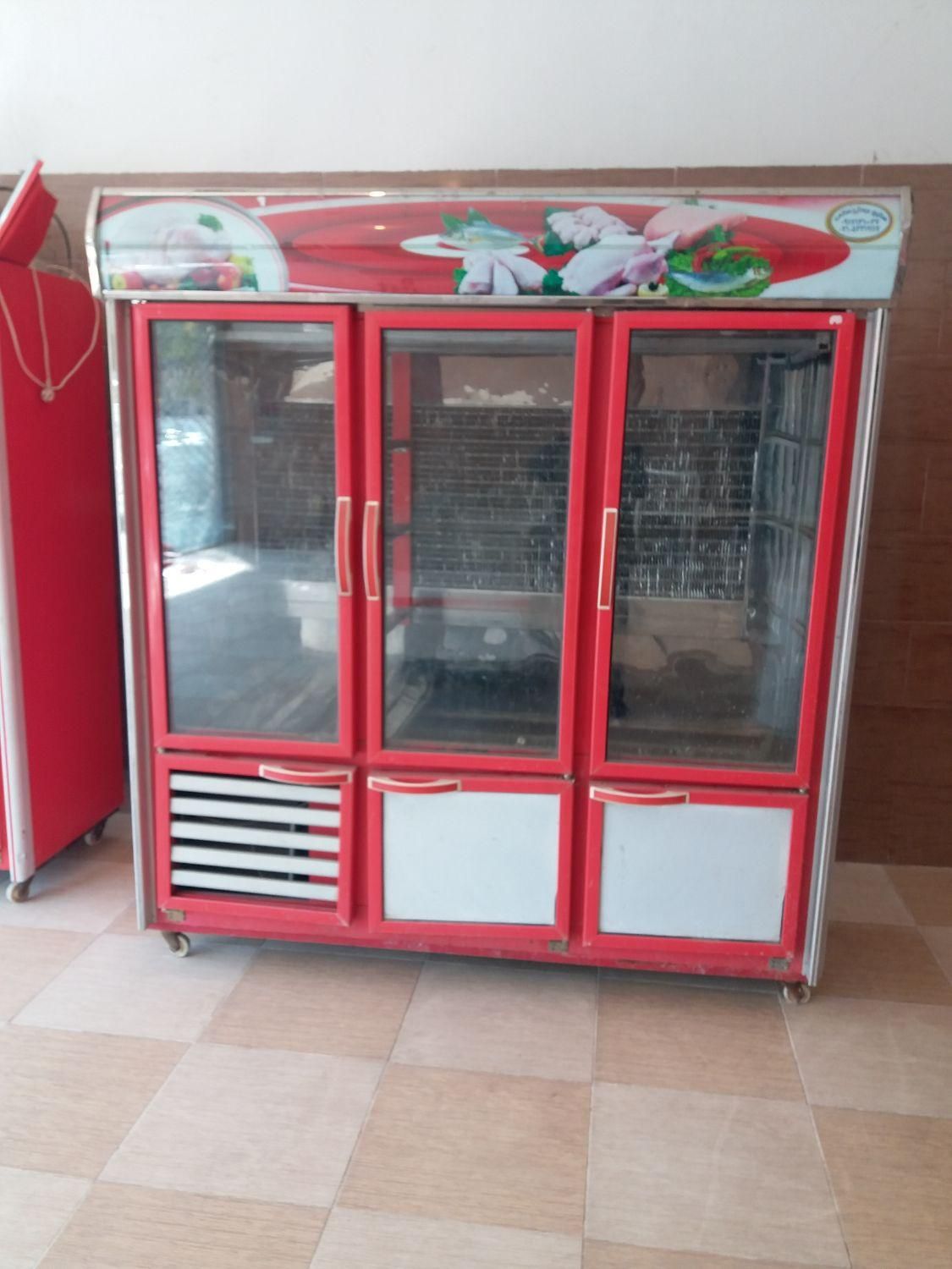 دودستگاه یخچال فروشگاهی ویک دستگاه فریزرروباز‌.|فروشگاه و مغازه|کرمان, |دیوار