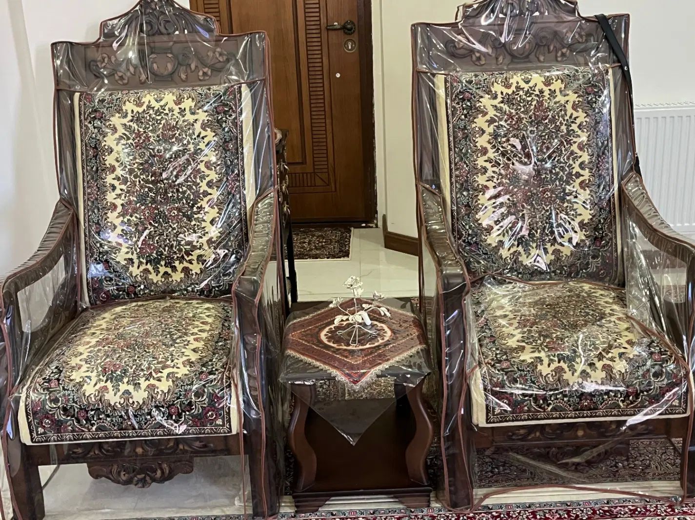 ست مبلمان ۶ نفره قالی کرم و میز صندلی ۴ نفره|مبلمان خانگی و میز عسلی|کرمان, |دیوار