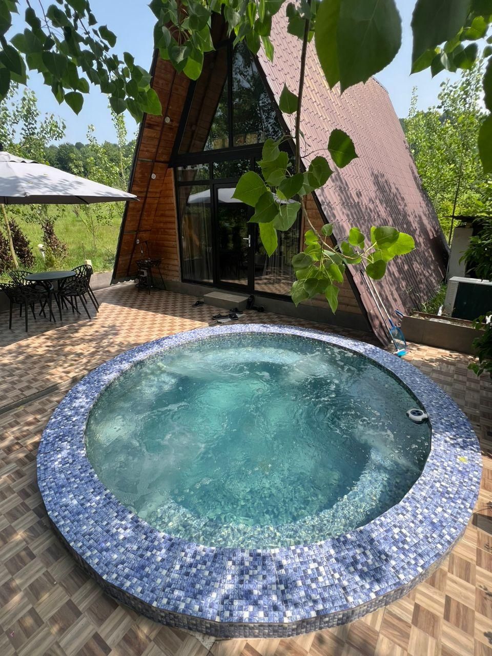 اجاره کلبه سوئیسی برکه و جکوزی داغ لوکیشن دنج عالی|اجارهٔ کوتاهمدت ویلا و باغ|شفت, |دیوار