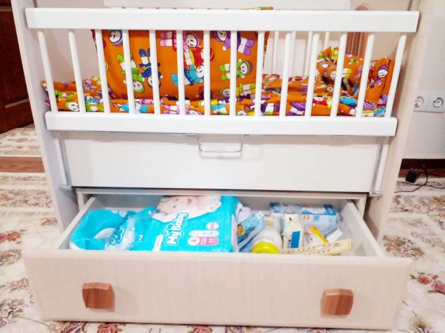 تخت بچه گهواره ای|تخت و صندلی بچه|کرج, آق تپه|دیوار