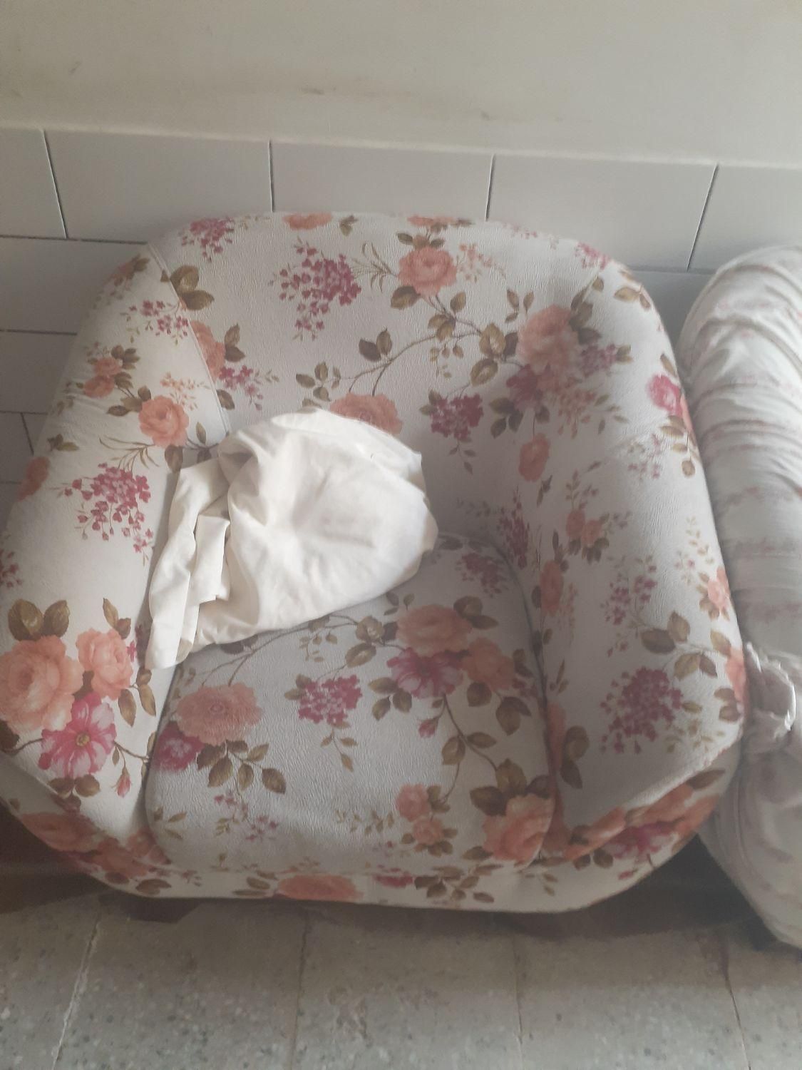 مبل راحتی دوتا ۱ نفره سالم و نو|مبلمان خانگی و میز عسلی|بروجن, |دیوار