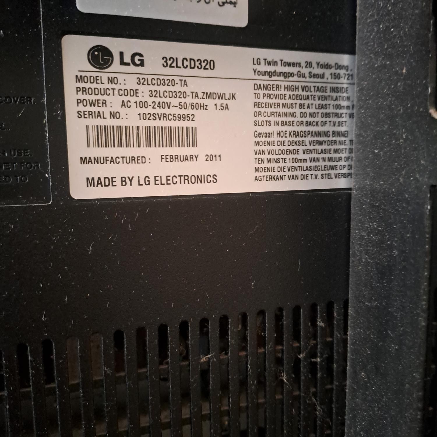 تلویزیون LED۳۲ اینچ و میز شیشه‌ای مشکی  تمیز سالم|تلویزیون و پروژکتور|اصفهان, جلفا|دیوار