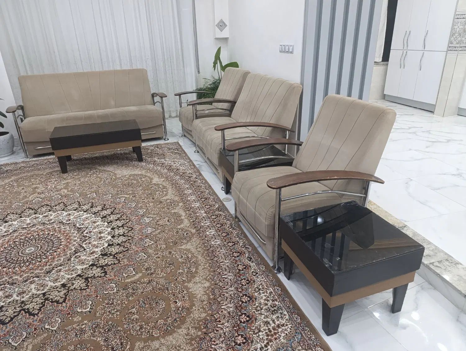 مبل مرتب و تازه تعمیر بدون کوچکترین ایراد|مبلمان خانگی و میز عسلی|مهاباد (آذربایجان غربی), |دیوار