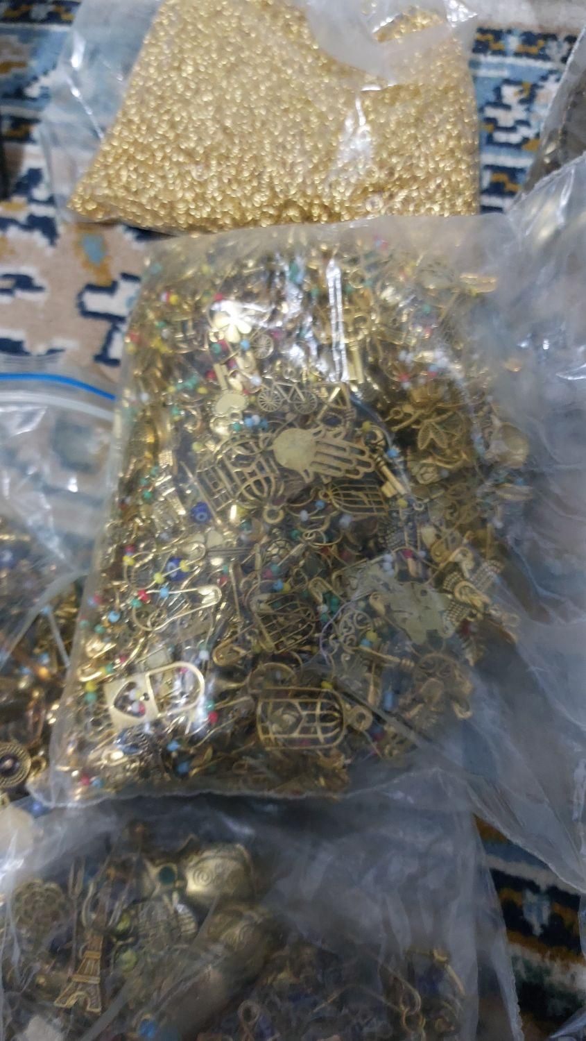 مقدارزیادی بدلیجات نونو دستبند آویز سنجاق سینه|بدلیجات|تهران, توحید|دیوار