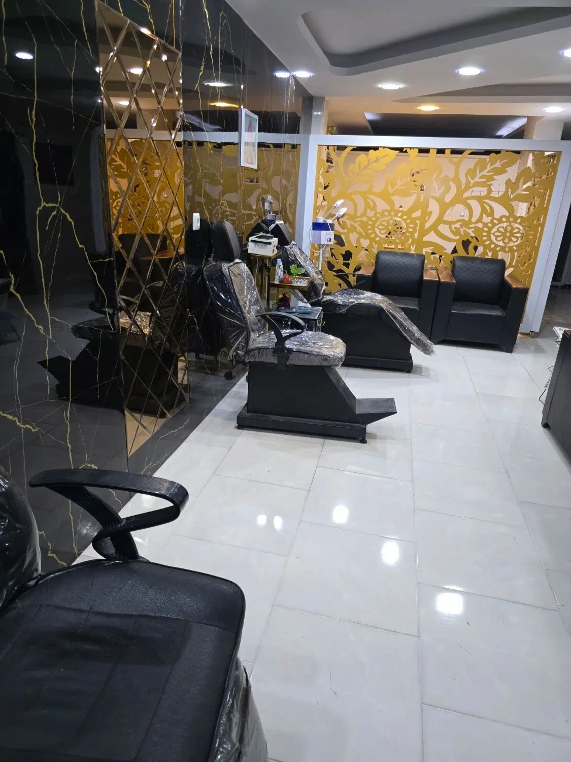 ناخنکار.پاکسازی کار.کفساب کار.مژه کار .اصلاح کار|خدمات آرایشگری و زیبایی|سیرجان, |دیوار