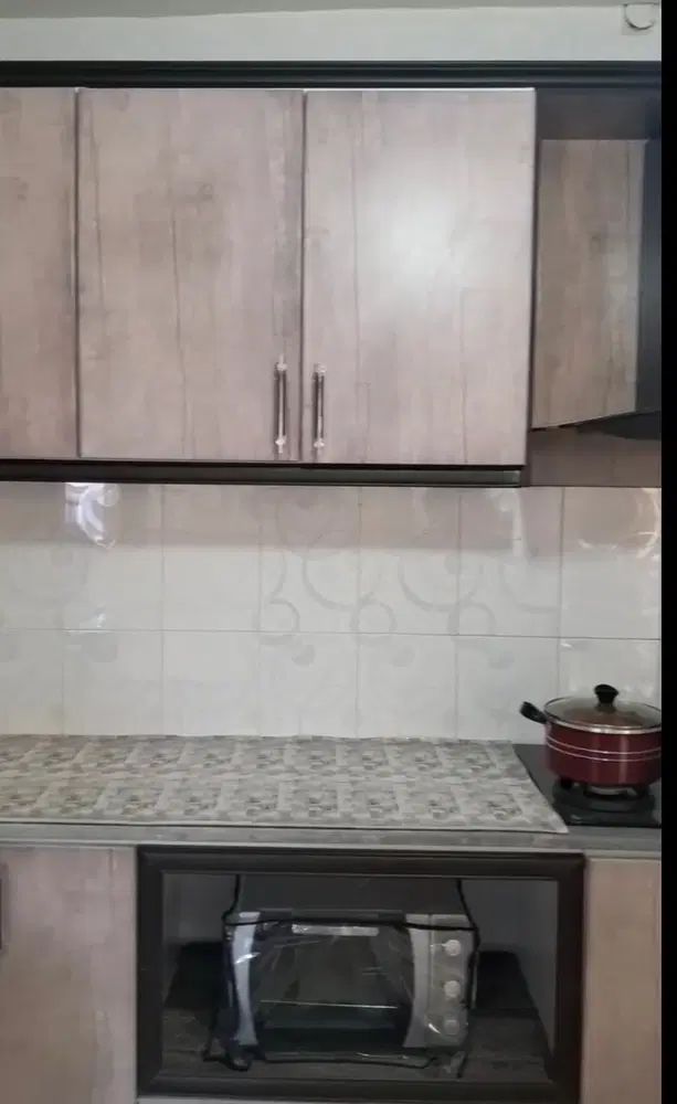 کابینت به همراه گاز و هود و سینک و دوتا دکور چوبی|آب‌چکان و نظم‌دهنده ظروف|اشتهارد, |دیوار