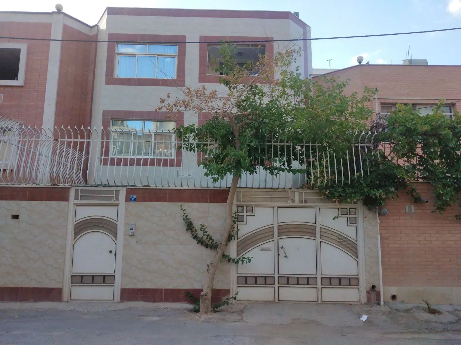 خانه ویلایی سه طبقه درخیابان گلستان. فدک|فروش خانه و ویلا|اصفهان, باغ فدک|دیوار
