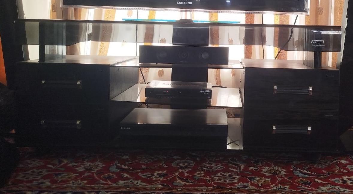 سینمای خانگی DVD همراه با میز شیشه ای|پخش‌کننده DVD و ویدیو|شیراز, ده پیاله|دیوار