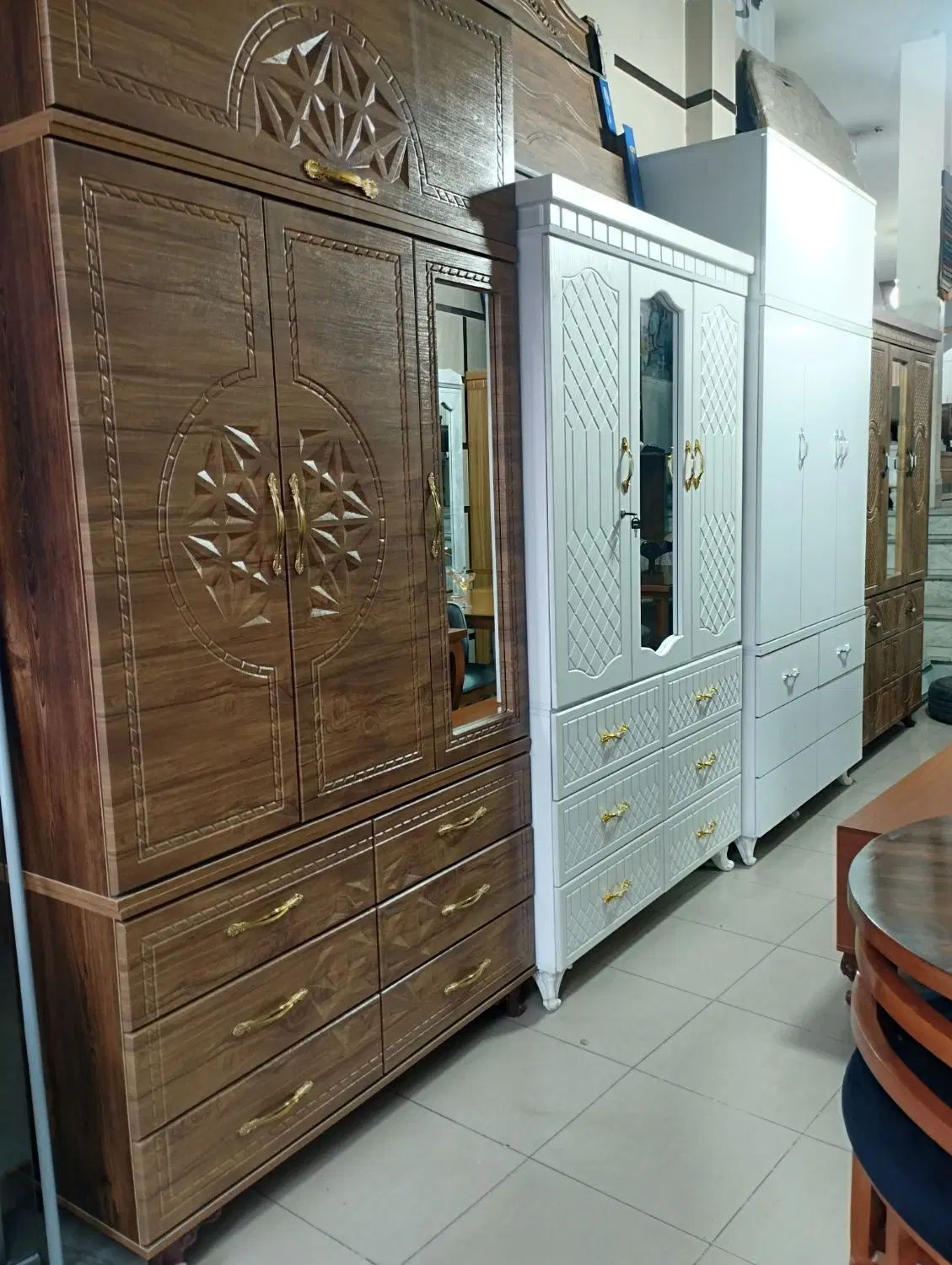 تخت کمدکنسول و میز غذاخوری مبل تشک اینه قدی|مبلمان خانگی و میز عسلی|هشتگرد, هشتگرد قدیم|دیوار