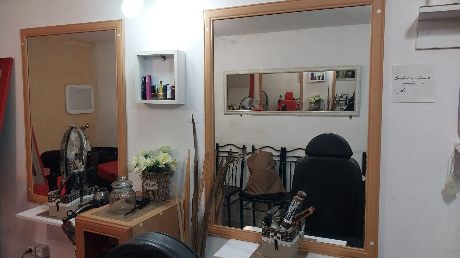 صندلی اصلاح و فایل سه کشو وآینه و فایل وتاج عروس|آرایشگاه و سالن‌های زیبایی|رشت, انصاری|دیوار