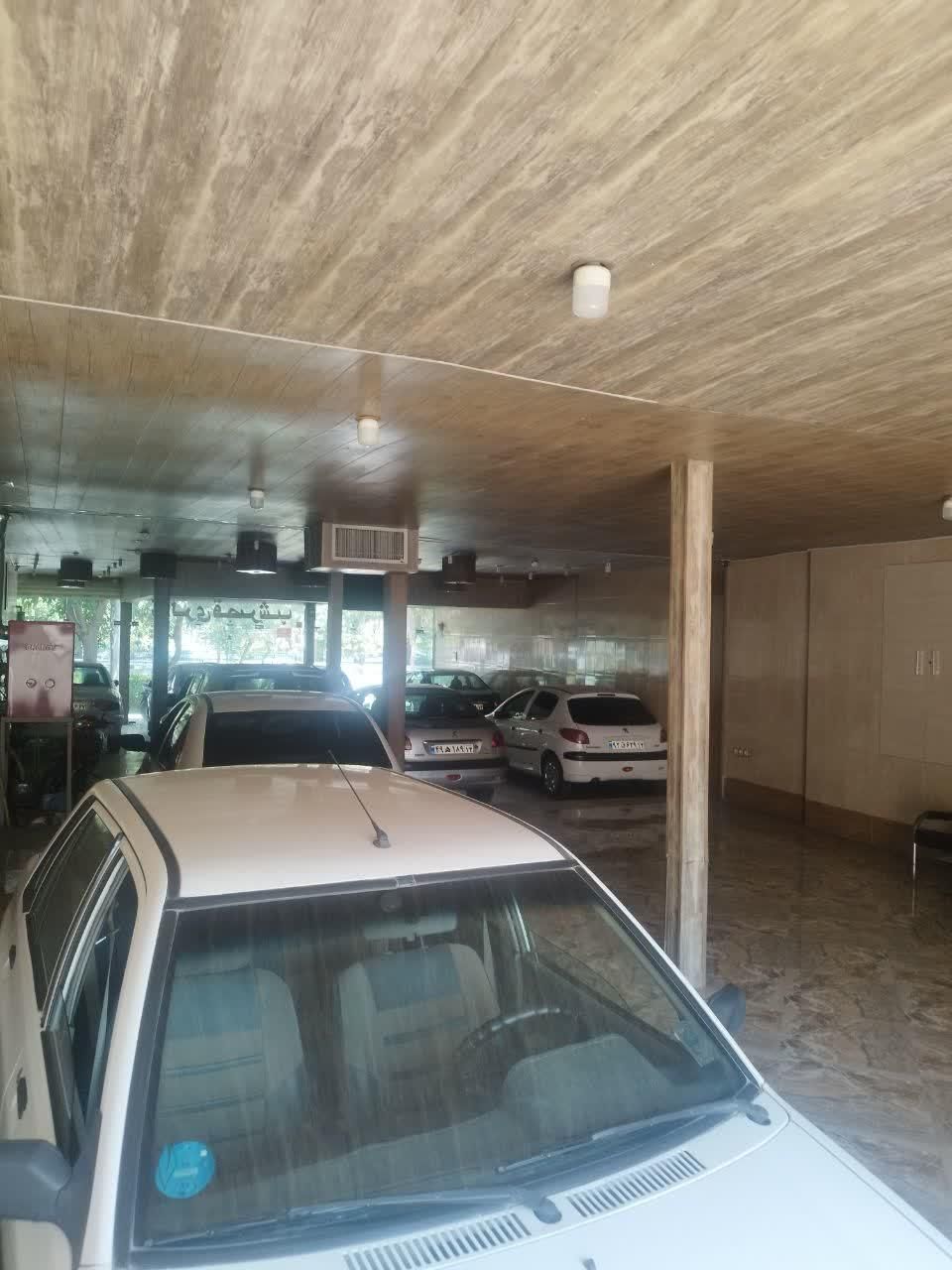 فروش مغازه ۲۷۰ متری(۲۰۰متر تجاری و ۷۰ متر حیات)|فروش مغازه و غرفه|اصفهان, فروردین|دیوار