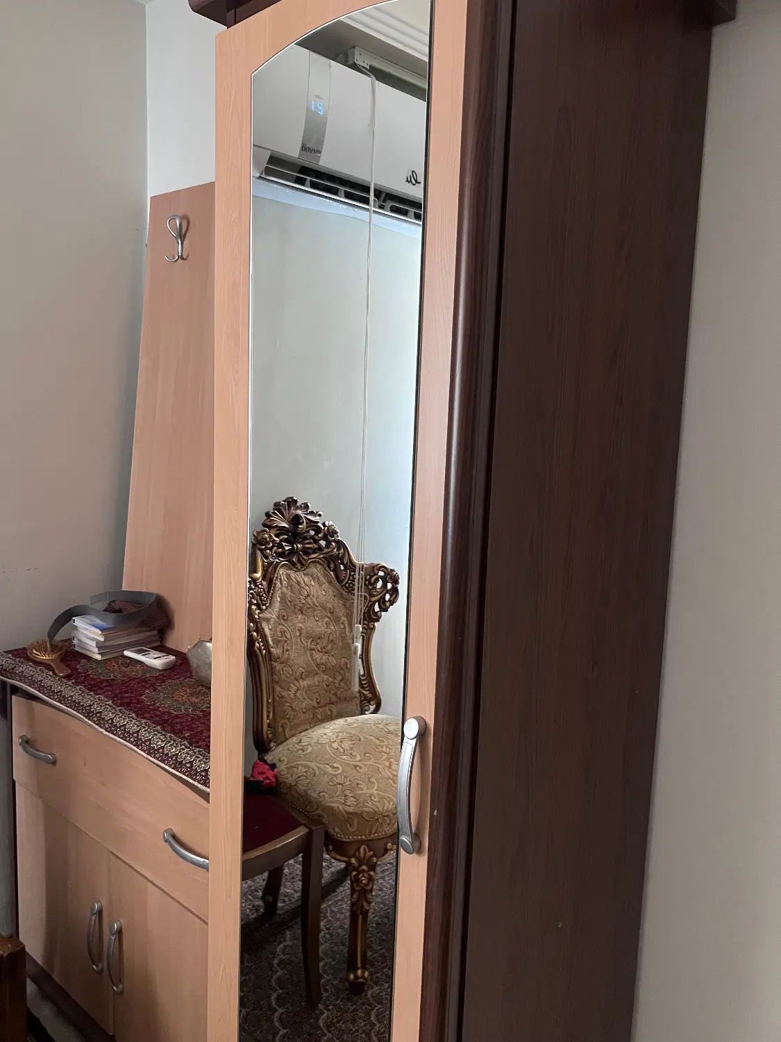 کمدو آویز با اینه ی قدی داخلش رگال لباس دارد|جاکفشی، کمد، دراور|تبریز, |دیوار