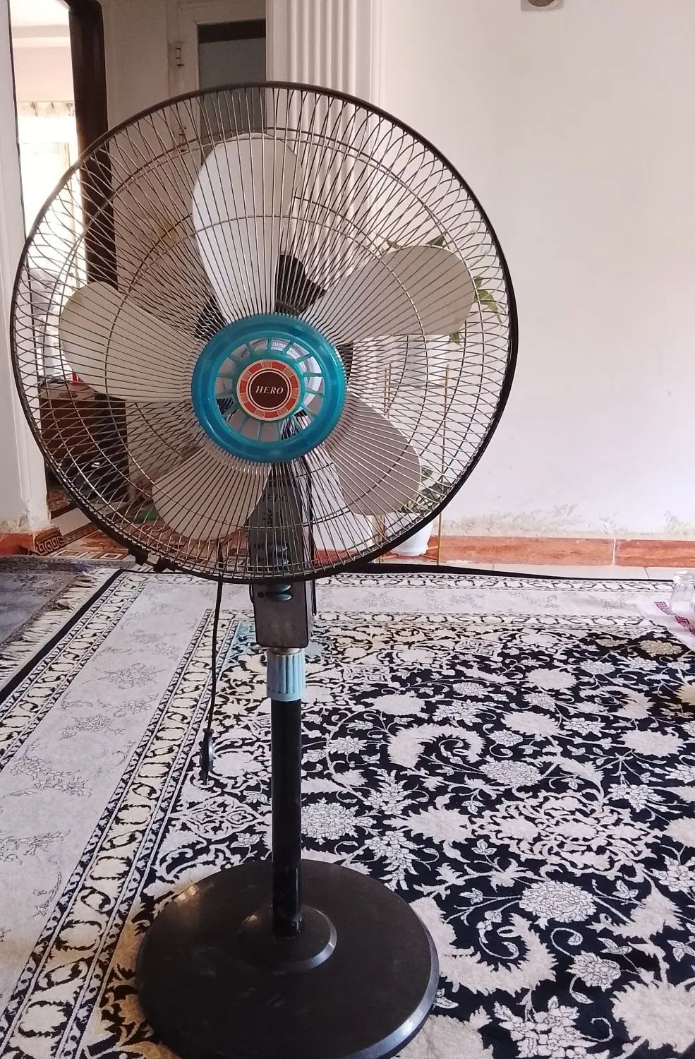 یک عدد پنکه پایه بلند رنگ مشکی|پنکه و تصفیه‌کنندهٔ هوا|رشت, پیرکلاچای|دیوار