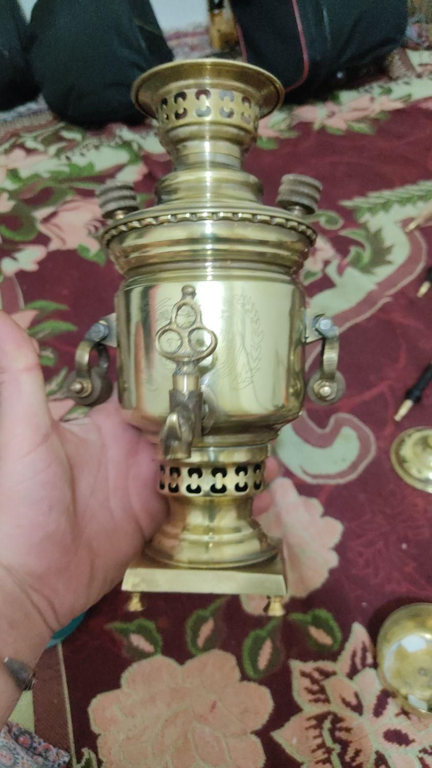 سماور یکونیم لیتری زغالی رنجی و چراغ برنجی|کلکسیون اشیاء عتیقه|اسدآباد, |دیوار