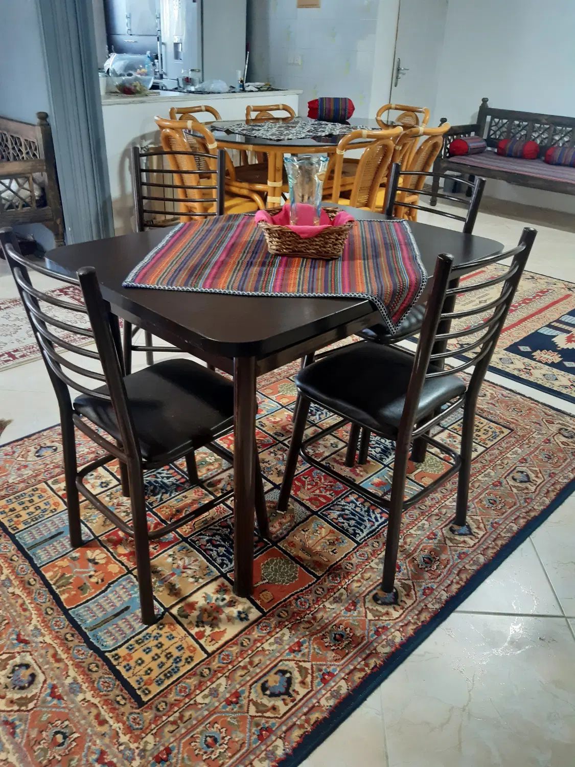 یک عدد کاناپه چوبی سنتی ومیزوصندلی ۴ نفره|مبلمان خانگی و میز عسلی|چالوس, |دیوار