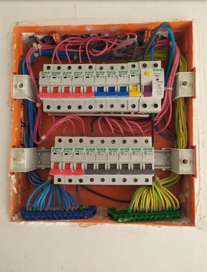 برقکاربرق کارساختمان صنعتی(باتجربه بالا)۲۴ساعته|خدمات پیشه و مهارت|بندرعباس, |دیوار