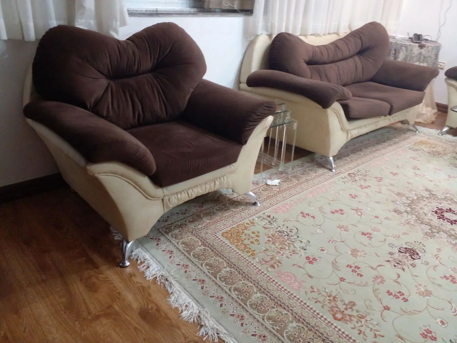 یک دست مبل هفت نفره   بهمراه میز هشت نفره سالم|مبلمان خانگی و میز عسلی|لاهیجان, شیشه گران|دیوار