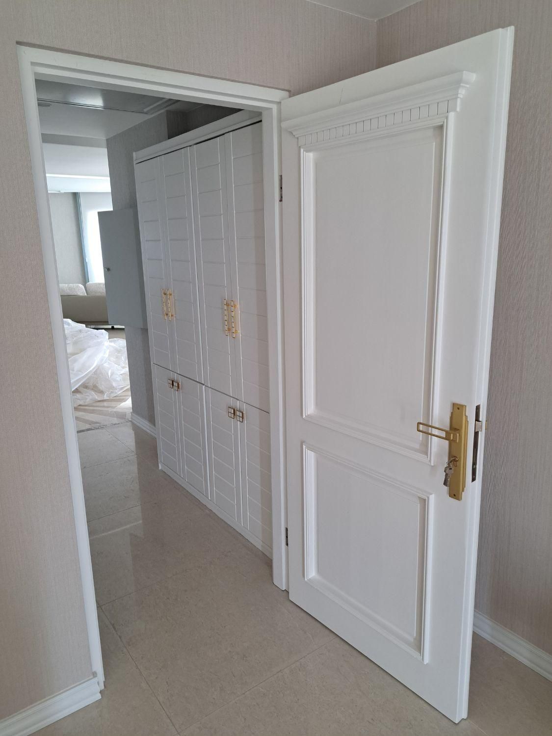 رنگ چوب پلی اورتان پلیستر کاریناکیش|خدمات پیشه و مهارت|کیش, |دیوار