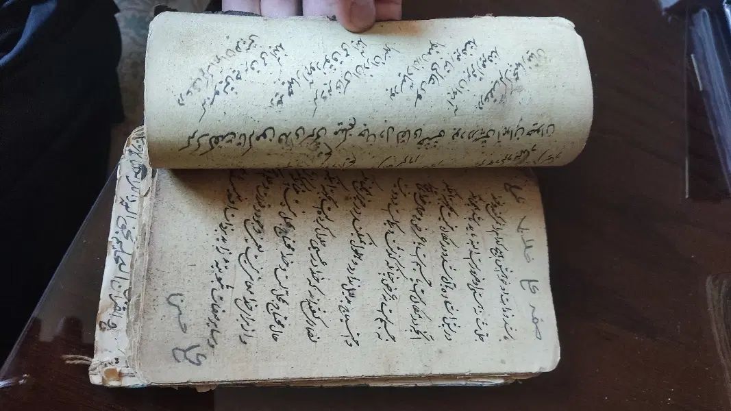 تعدادی کتاب قدیمی خطی|کتاب و مجله مذهبی|تهران, فلسطین (میدان انقلاب)|دیوار
