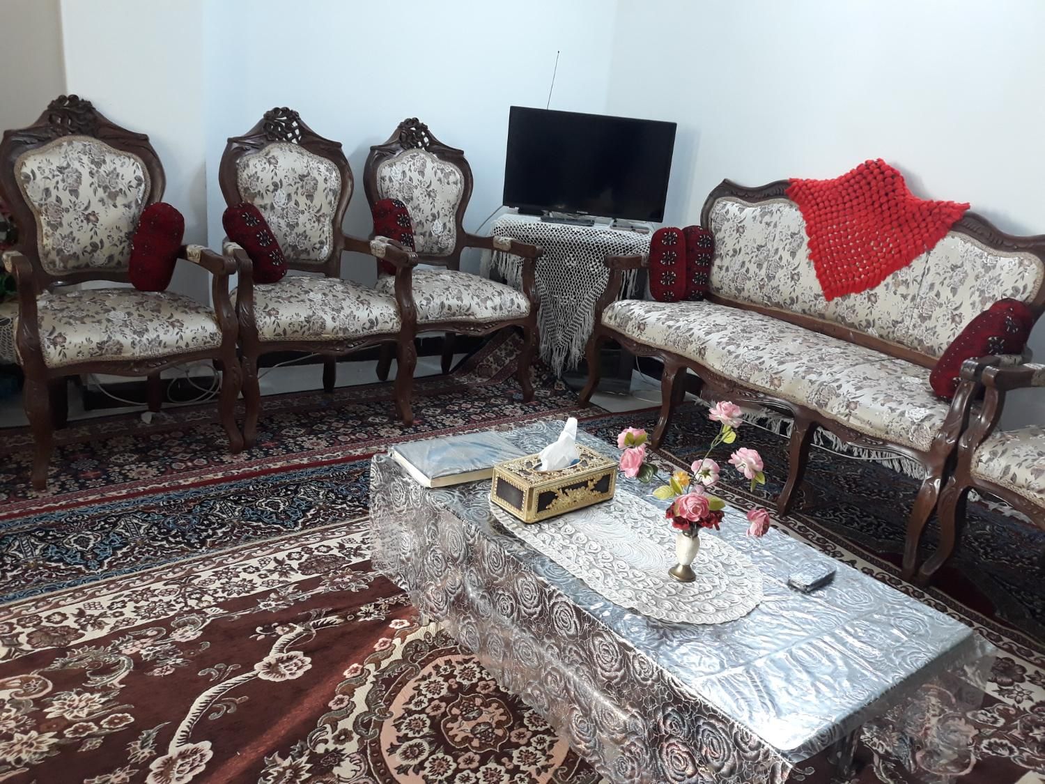 مبلمان 7نفره مدل سلطنتی، سالم و تمیز|مبلمان خانگی و میز عسلی|قم, پردیسان|دیوار