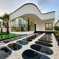 ویلا-مدرن-تمام-شیشه-مینیمال-با-حیاط-دل-باز-سندار