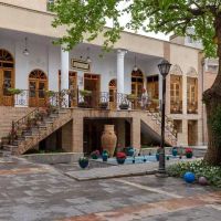 مستغلات-عمارت-ویلایی-زیباوبااصالت-مرمت-شده400متر