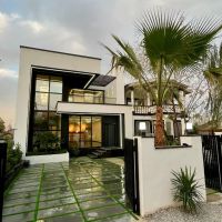 ویلا-مدرن-شهرکی-متریال-مشجر-و-حیاط-سازیشده