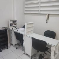 اجازه-میز-ناخن-و-مژه-و-اتاق-در-آرایشگاه-زنانه