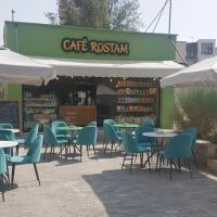 بوفه-نزدیک-به-بر-خیابان-داخل-فضای-سبز
