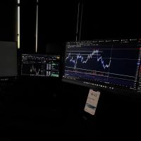 میز-کار-اشتراکی-در-دفتر-ترید