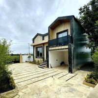 ویلا-باغ-نیم-پیلوت-حیاط-بزرگ-طراحی-متفاوت-کلبه-ای