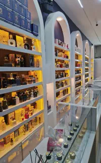 فروشنده جهت کار در عطر فروشی