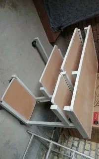 میز تحریر وکامپیوتر.