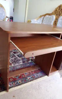 میز تحریر و کامپیوتر