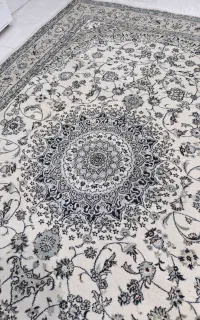 فرش ۴ متری کرم و ۳ متری گرد