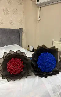 دسته گل و باکس رز روبانی