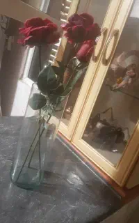 گلدان شیشه ای با سه تا گل