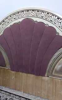 تخت دو نفره و نوجوان