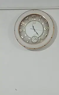 ساعت دیواری نو و کاملا سالم
