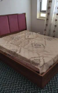 تخت دو نفره و میز تلویزیون