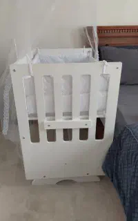 تخت کنار مادر و گهواره