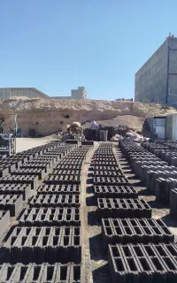 کارگر وارد به کار بلوک زنی