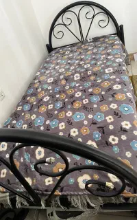 تخت تک نفره سالم  بهمراه تشک کار کرده
