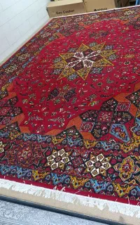 فروش ۲عدد فرش و ۱عدد تخت خواب چوبی