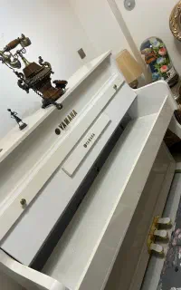 میز پیانو طرح آکوستیک با پدال و کاملا نو