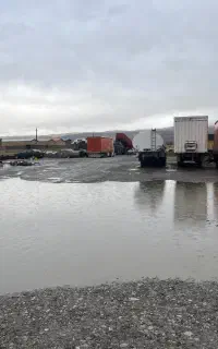 نگهبان شب گاراج ماشین سنگین