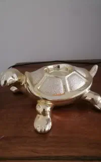 مجسمه طلایی لاکپشت