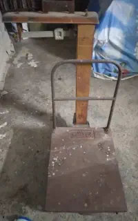 ۶ عدد موتور یخچال  و یک عدد باسکول ۳۰۰ کیلویی